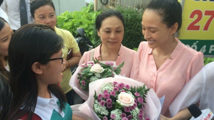 Hoa hậu Phương Nga vỡ òa hạnh phúc, ôm chặt mẹ trong ngày được tại ngoại