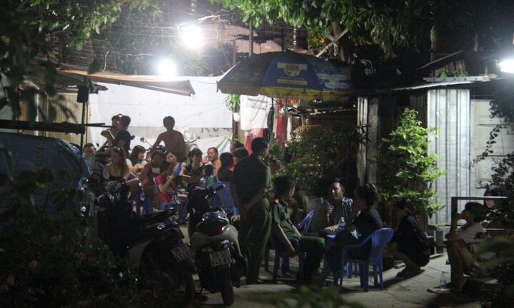 Nam thanh niên chết trên vũng máu trong phòng trọ ở Sài Gòn