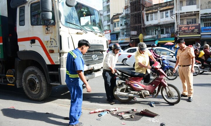 Xe rác kéo lê xe máy, 3 người nhập viện cấp cứu