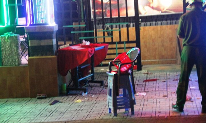 Hai nhóm côn đồ hỗn chiến kinh hoàng trên phố, 3 người bị chém gục