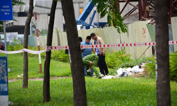 Người đàn ông chết bất thường ven xa lộ Hà Nội