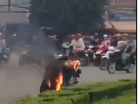Video: Người dân dập lửa, cứu sống người đàn ông tự thiêu trên đường