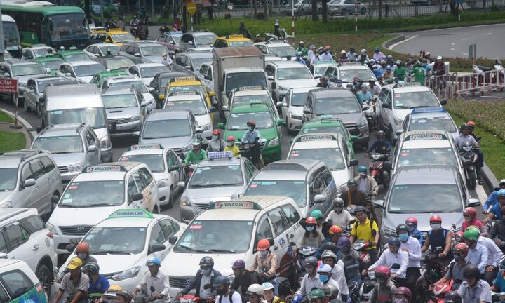 Hàng ngàn phương tiện ‘chôn chân’ ở cửa ngõ sân bay Tân Sơn Nhất