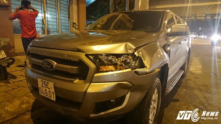 Ô tô 'điên' tông 5 xe máy ở Sài Gòn, 4 người nhập viện