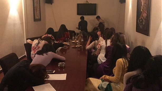 Bắt quả tang hàng chục tiếp viên trong quán bar xếp hàng hầu quý ông