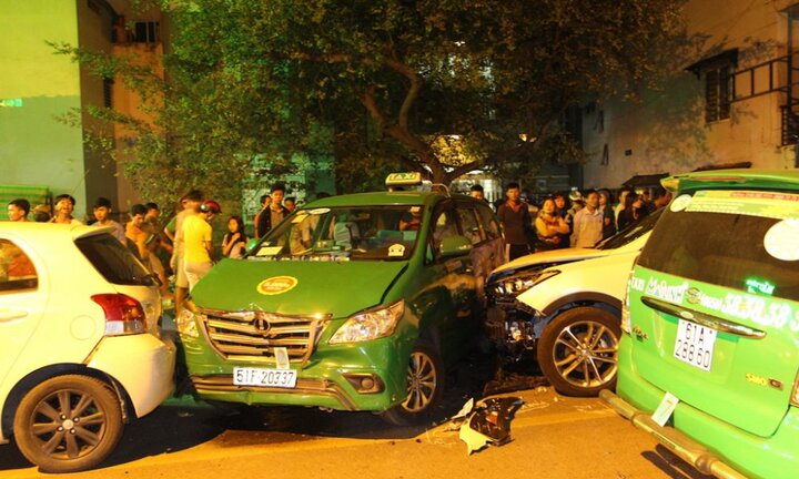 Xe 'điên' đâm liên hoàn khiến 12 người thương vong ở Sài Gòn: Tạm giữ tài xế