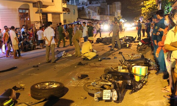 13 ô tô, xe máy đâm liên hoàn khiến 12 người thương vong: Thông tin mới nhất