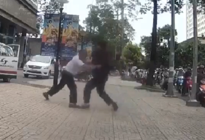 Bị điều chạy cuốc ngắn, tài xế taxi đấm đá túi bụi nhân viên điều hành