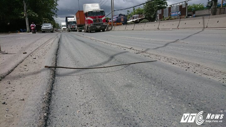 Đường sụt lún như ruộng bậc thang ở Sài Gòn, tài xế căng mình né ‘tử thần’