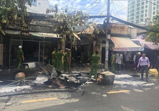 'Bà hỏa' thiêu rụi 3 cửa hàng ở Sài Gòn lúc giữa trưa