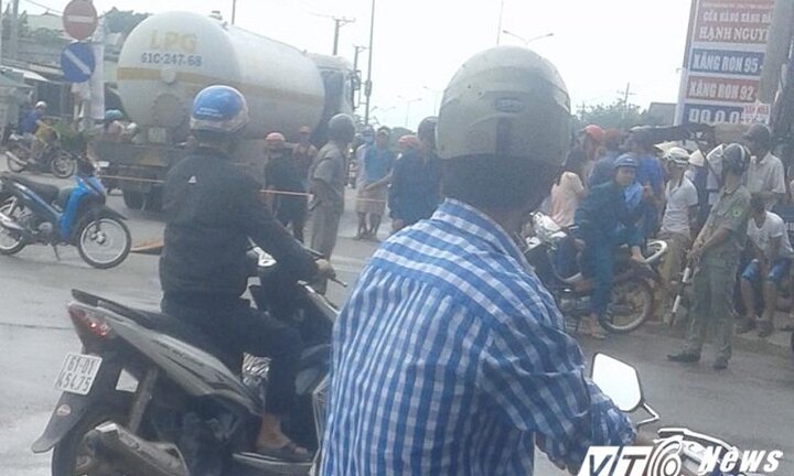 Người phụ nữ đi xe đạp chết thảm dưới bánh xe bồn