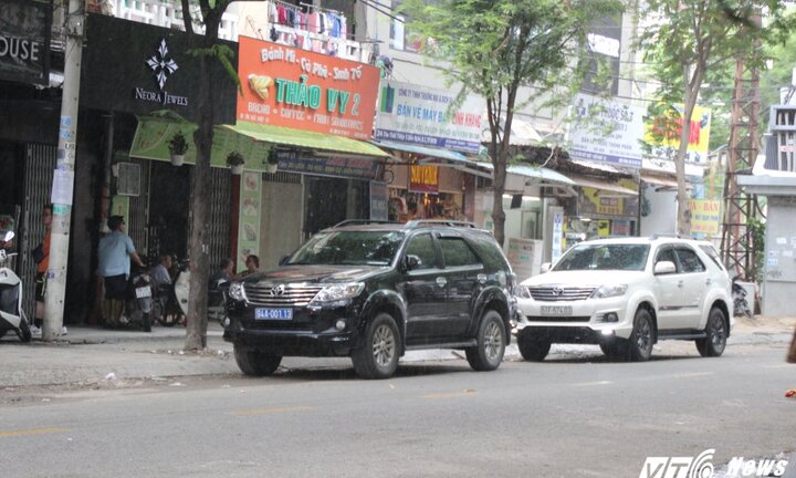 Vắng bóng ông Đoàn Ngọc Hải, ô tô biển xanh, biển trắng lại nối đuôi nhau đậu dưới lòng đường