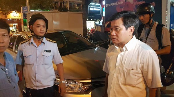 Ông Đoàn Ngọc Hải xuống đường dẹp vỉa hè trong đêm sau 4 tháng