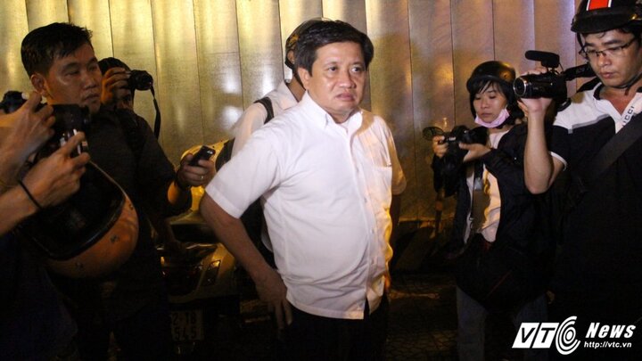 Ảnh: Ông Đoàn Ngọc Hải xử phạt ô tô biển đỏ, siêu xe đậu trên vỉa hè