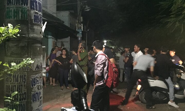 Người vợ trẻ khóc ngất bên thi thể chồng treo cổ tự vẫn