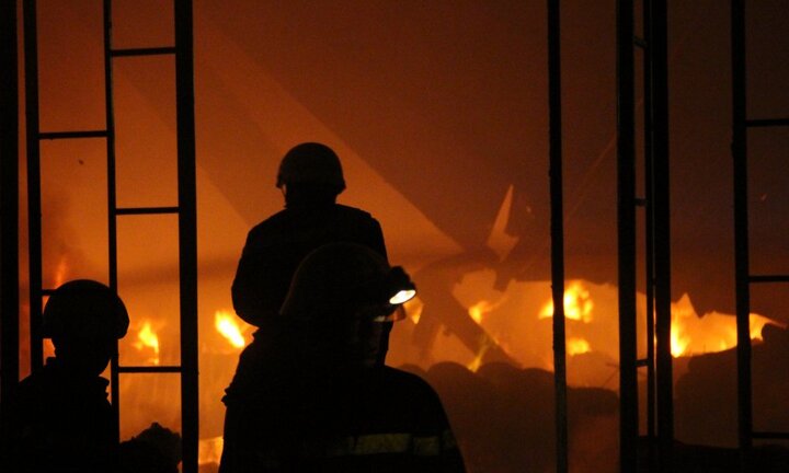 Cháy nổ lớn ở công ty may, hơn 100 cảnh sát trắng đêm phá tường dập lửa