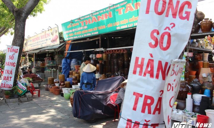 Sắp phải trả đất, chủ 50 kiốt giáp sân bay Tân Sân Nhất bán tống bán tháo