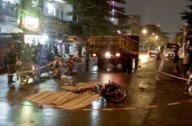 Xe máy va chạm ô tô tải, 3 công nhân chết thảm trên đường về nhà