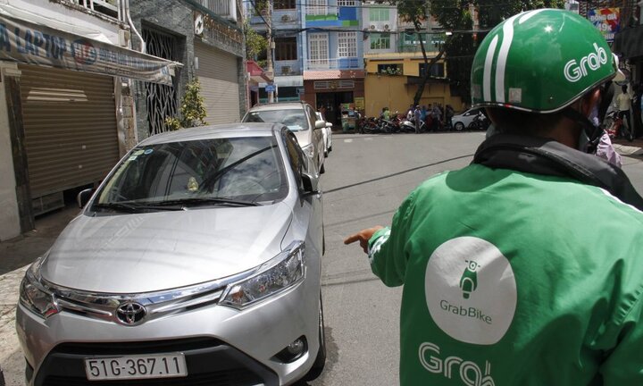 Đậu xe trước quán nhậu, 9 ô tô Grab bị đập phá