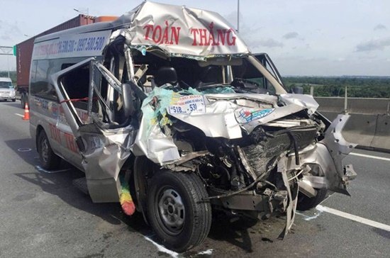 Xe khách húc đuôi container, 4 người bị thương nặng
