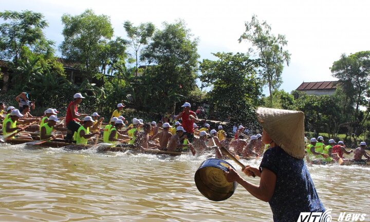 Kịch tính màn đua thuyền dài hơn 24km trên quê hương Đại tướng Võ Nguyên Giáp