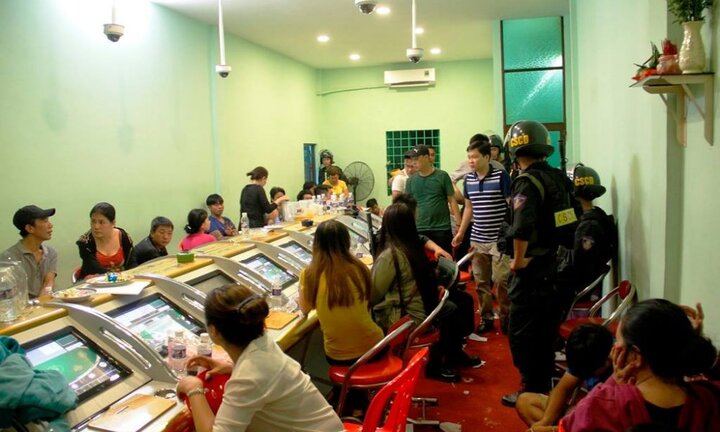 Gần trăm trinh sát đột kích khu giải trí, bắt hàng chục con bạc đang sát phạt