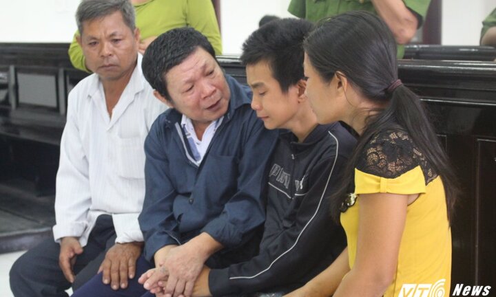 Ảnh: Toàn cảnh phiên xử ông nội hiếp dâm cháu, ép uống thuốc tránh thai chấn động Vĩnh Long