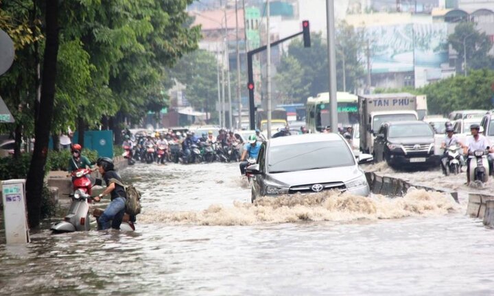 Ảnh hưởng bão số 10, Sài Gòn mưa lớn từ sáng đến trưa, giao thông tê liệt