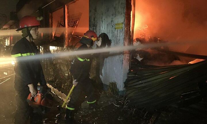 Công ty dệt Thành Công rộng hơn 1.500m2 ở TP.HCM đang cháy dữ dội