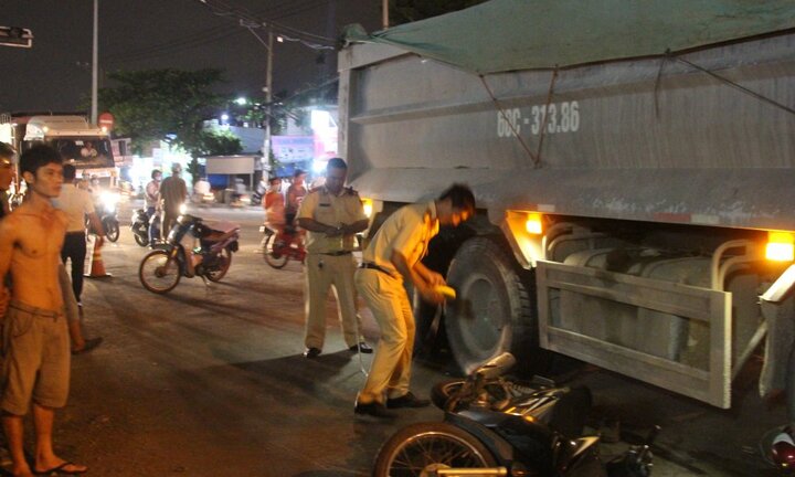 Vợ gào khóc, ngất lịm bên thi thể chồng bị xe ben cán nát ở Sài Gòn