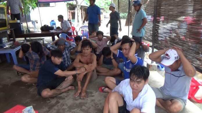Bắt quả tang 20 con bạc sát phạt đá gà qua mạng