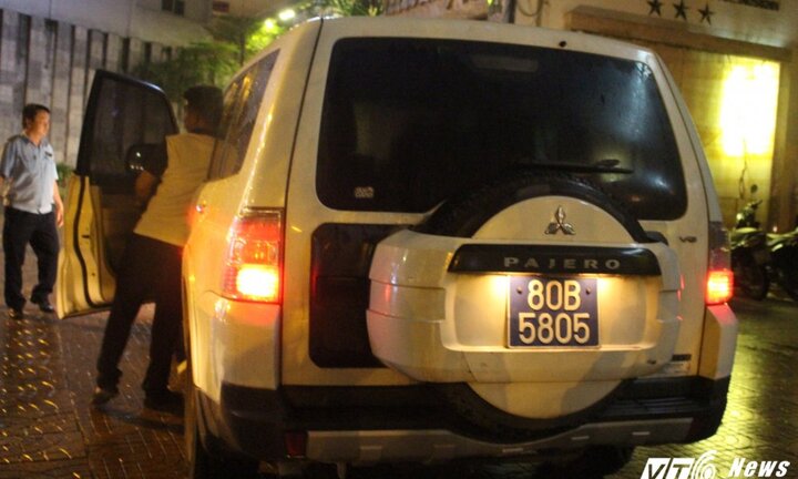 Ông Đoàn Ngọc Hải xử phạt, cẩu xe biển xanh đậu trên vỉa hè