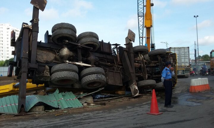Xe cần cẩu bê tông lật nhào, đè nát tài xế xe múc đất ở Sài Gòn