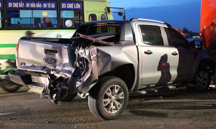 Xe buýt tông hàng loạt ô tô, xe máy dừng đèn đỏ, một người chết thảm