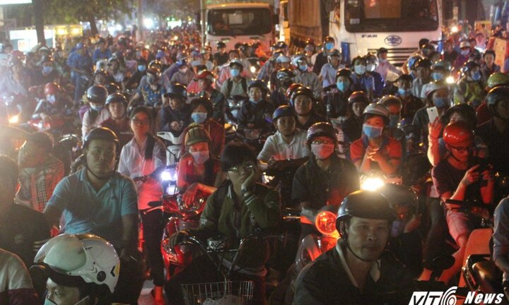 Hàng nghìn phương tiện chôn chân nhiều giờ ở tỉnh lộ Bình Dương