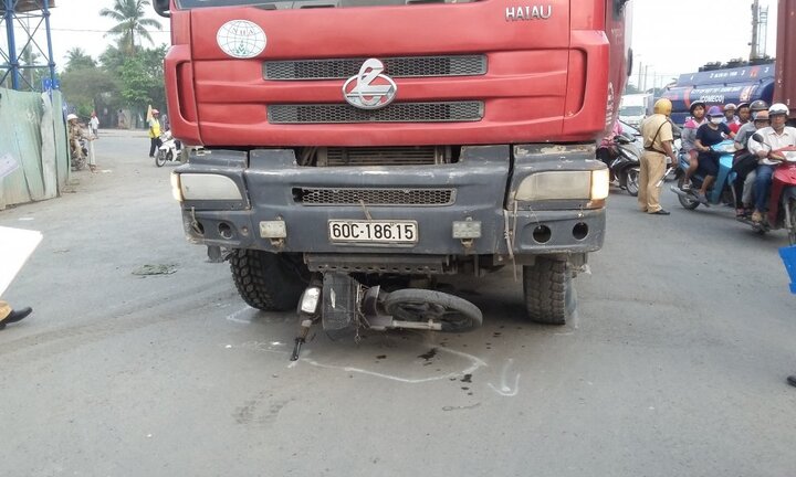 Xe ben 'nuốt' xe máy vào gầm, người đàn ông chết thảm