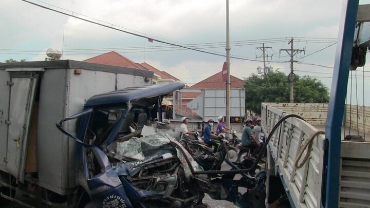 Hai xe tải tông nhau, tài xế kẹt cứng trong cabin