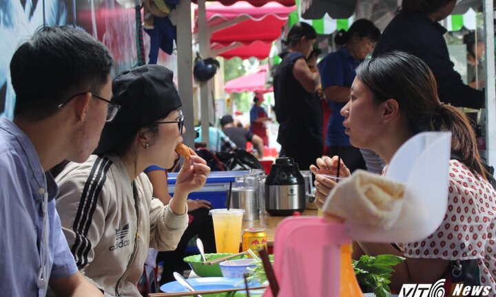Phố hàng rong đầu tiên ở Sài Gòn nườm nượp khách sau hơn 1 tháng khai trương