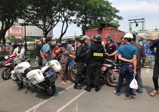 Clip: Người mặc đồ cảnh sát cơ động ‘lên gối’ với học sinh giữa đường