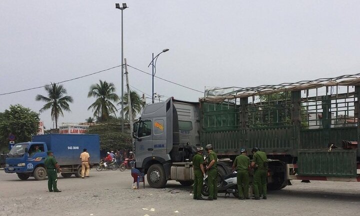 Truy tìm tên tài xế dã thú lùi xe cán chết người rồi trốn chạy