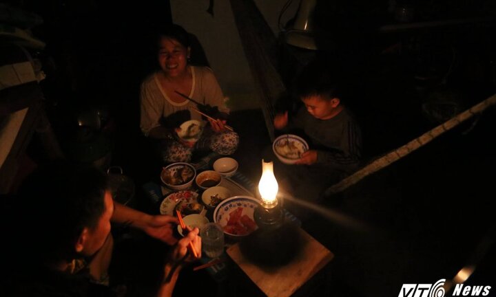 Ảnh: Dân Khánh Hòa rơi vào cảnh màn trời chiếu đất, thắp đèn dầu ngồi chờ trời sáng