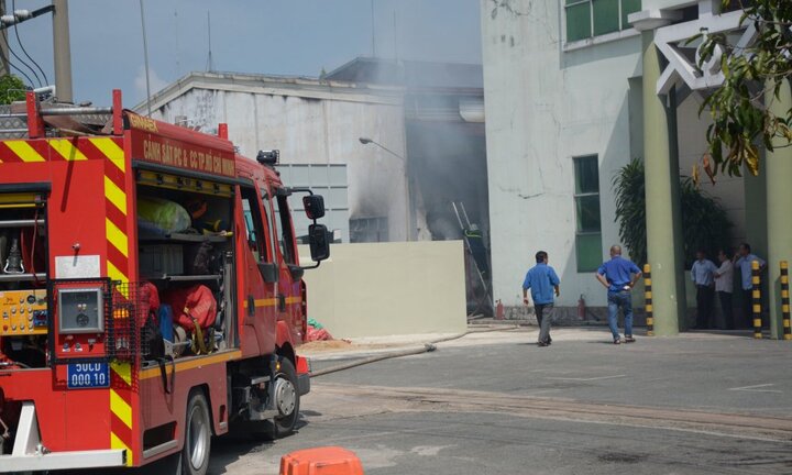 'Bà hỏa' thiêu rụi công ty may mặc ở TP.HCM