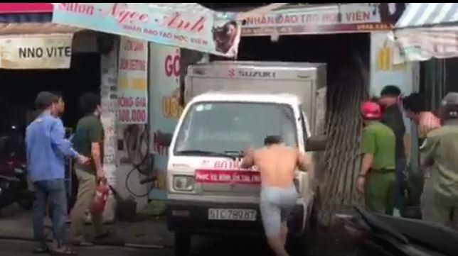 Tài xế xe tải tông đổ cửa ngôi nhà đang bốc cháy ngùn ngụt để cứu người