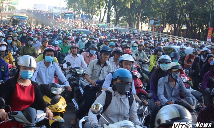 Vừa thông xe, cầu vượt 'giải cứu' cửa ngõ Tân Sơn Nhất lại kẹt cứng