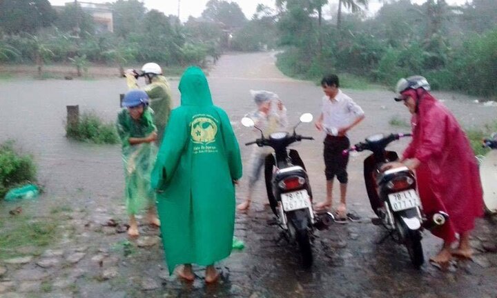Trên đường đi làm về, 2 vợ chồng bị nước lũ cuốn trôi