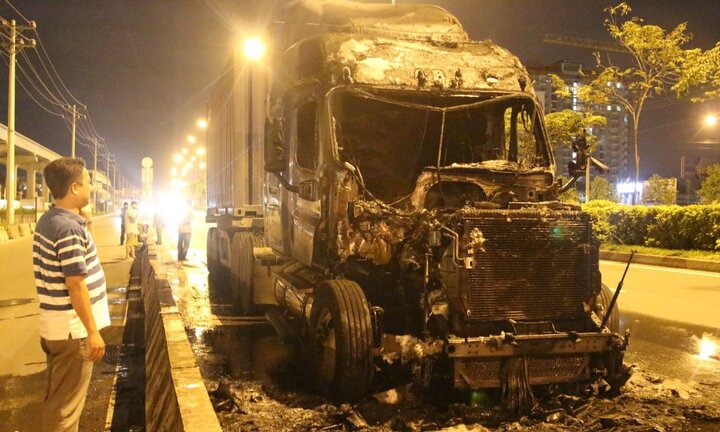 Xe container bốc cháy trong đêm, phần đầu kéo bị thiêu rụi