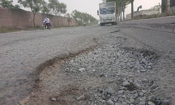 Tận thấy con đường Giám đốc Sở GTVT TP.HCM nói 'hỏng do không có xe đi'