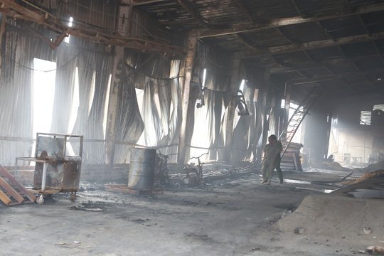 Công ty gỗ bốc cháy ngùn ngụt, 2 công nhân tử nạn lúc rạng sáng