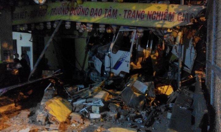 Xe tải tông sập tường ngôi chùa ở TP.HCM