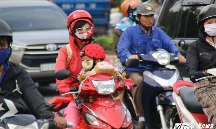 Ảnh: Người Sài Gòn khăn ấm, áo rét ra đường trong đợt lạnh nhất từ đầu năm